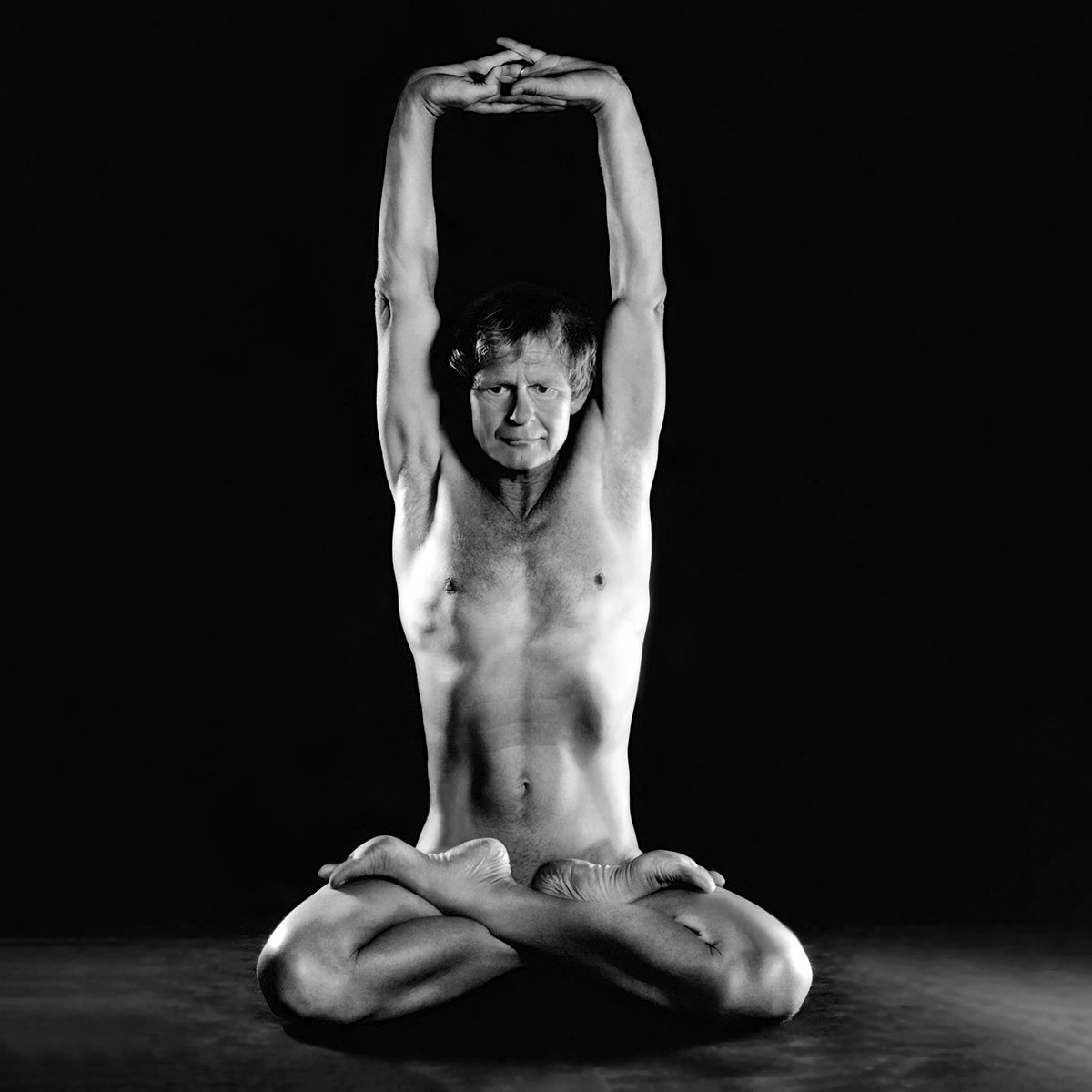 FKK, nackt, frei, Nacktyoga - Lotussitz mit Körperstreckung - Padmasana - Erhard Hagebeuker